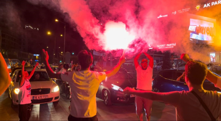 Bursa sokakları kırmızı-beyaz oldu!  Bursa Hayat Gazetesi -2