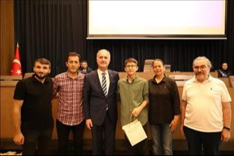 Bursa'da başarılı gençler İnegöl Belediye Meclisi'nde ağırlandı