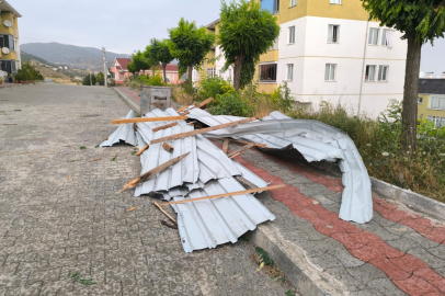 Kastamonu'da şiddetli rüzgar evlerin çatısını yerinden söktü