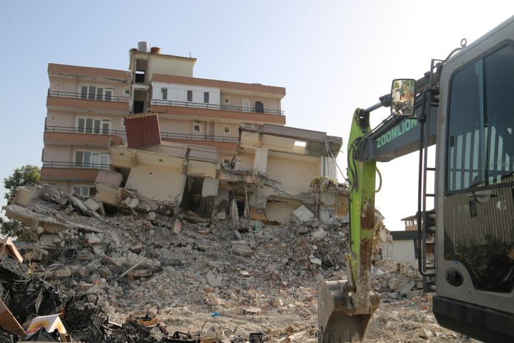 Hatay'da 6 katlı bina yandaki binanın üzerine devrildi!-Bursa Hayat Gazetesi-2