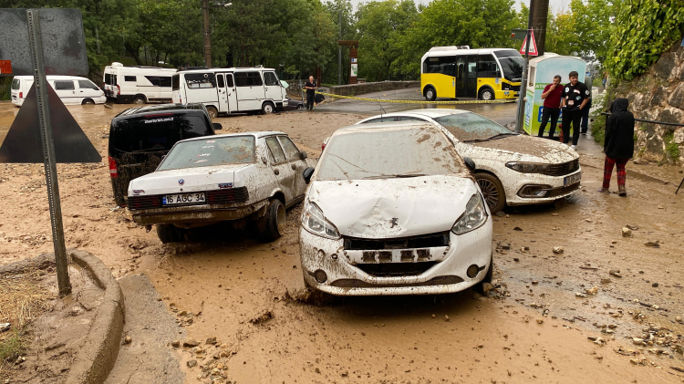 Bursa'da taşan dereler otomobilleri önüne katıp sürükledi - Bursa Hayat Gazetesi-4