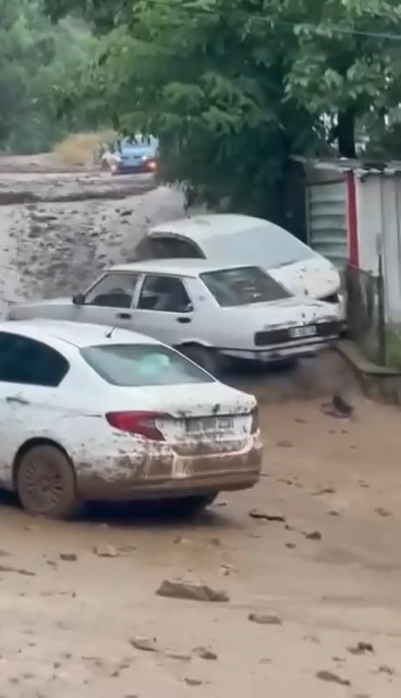 Bursa'da taşan dereler otomobilleri önüne katıp sürükledi - Bursa Hayat Gazetesi-5