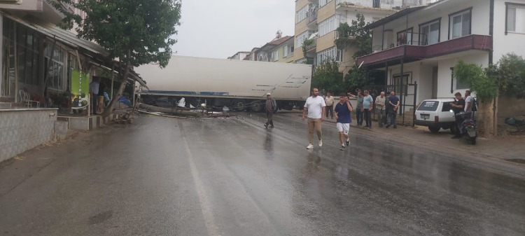 Bursa'da yan dönen TIR direği devirip yolu kapattı! Sürücü kaçtı - Bursa Hayat Gazetesi-4