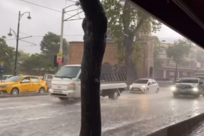 Bursa'da sağanak yağış! Cadde ve sokaklar göle döndü