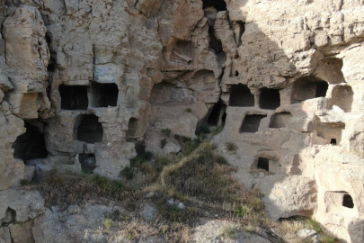 Oyma kaya mağaralar apartman görünümüyle dikkat çeliyor