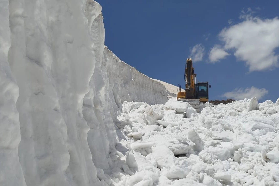 Temmuz ayında 8 metrelik karda yol açma çalışması