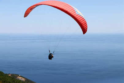 Mavi ve yeşilin buluştuğu Uçmakdere'de 6 ayda 24 bin kişi yamaç paraşütüyle uçtu