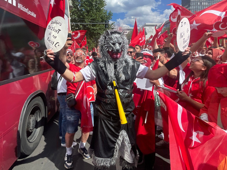 Berlin'de yer gök kırmızı beyaz Bursa Hayat Gazetesi -3