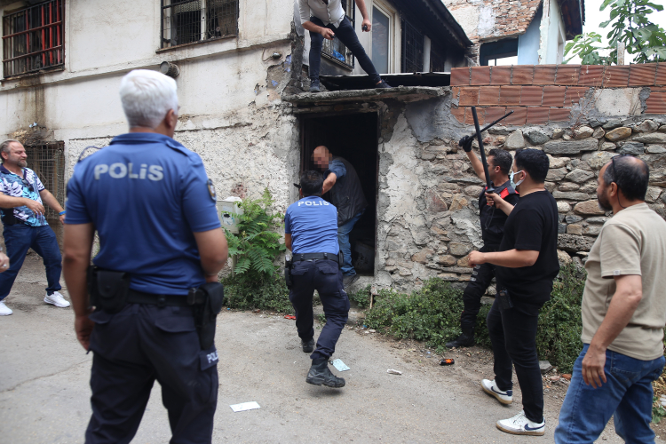 Bursa'da bıçakla polisi yaralamıştı! O kişi hakkında karar verildi - Bursa Hayat Gazetesi-2