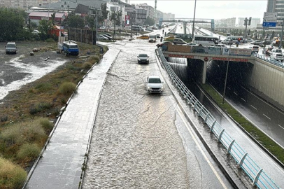 Erzurum'da sağanak yağış yolu çökertti!