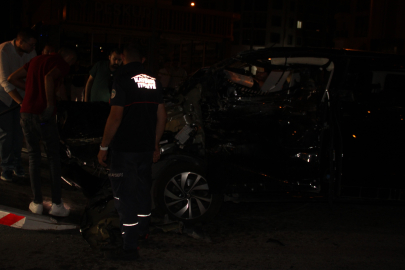 Feci kazada park halindeki araçlar büyük zarar gördü: 4 yaralı!