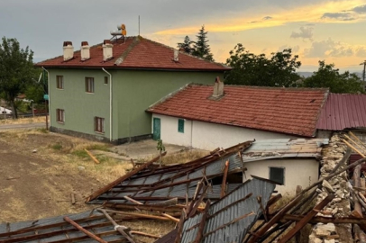 Ankara'da etkili rüzgar çatıları uçurdu!