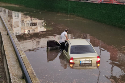 Alt geçide giren otomobil suya gömüldü