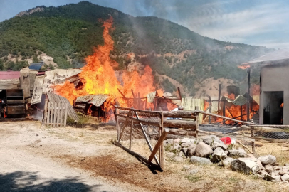 Sivas'ta 2 samanlık ve 2 ahır alev alev yandı!