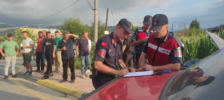 Sakarya'da iki araç çarpıştı: 1'i ağır 3 yaralı!-Bursa Hayat Gazetesi-3