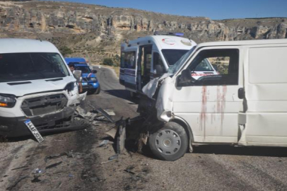 Malatya'da minibüs ile hafif ticari araç çarpıştı: 3 yaralı!