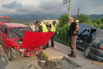 Sakarya'da iki araç çarpıştı: 1'i ağır 3 yaralı!