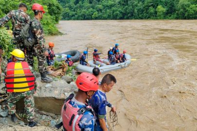 Nepal'de facia: İki otobüs nehre sürüklendi