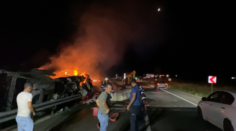 Devrilen TIR alev alev yandı-Bursa Hayat Gazetesi-2