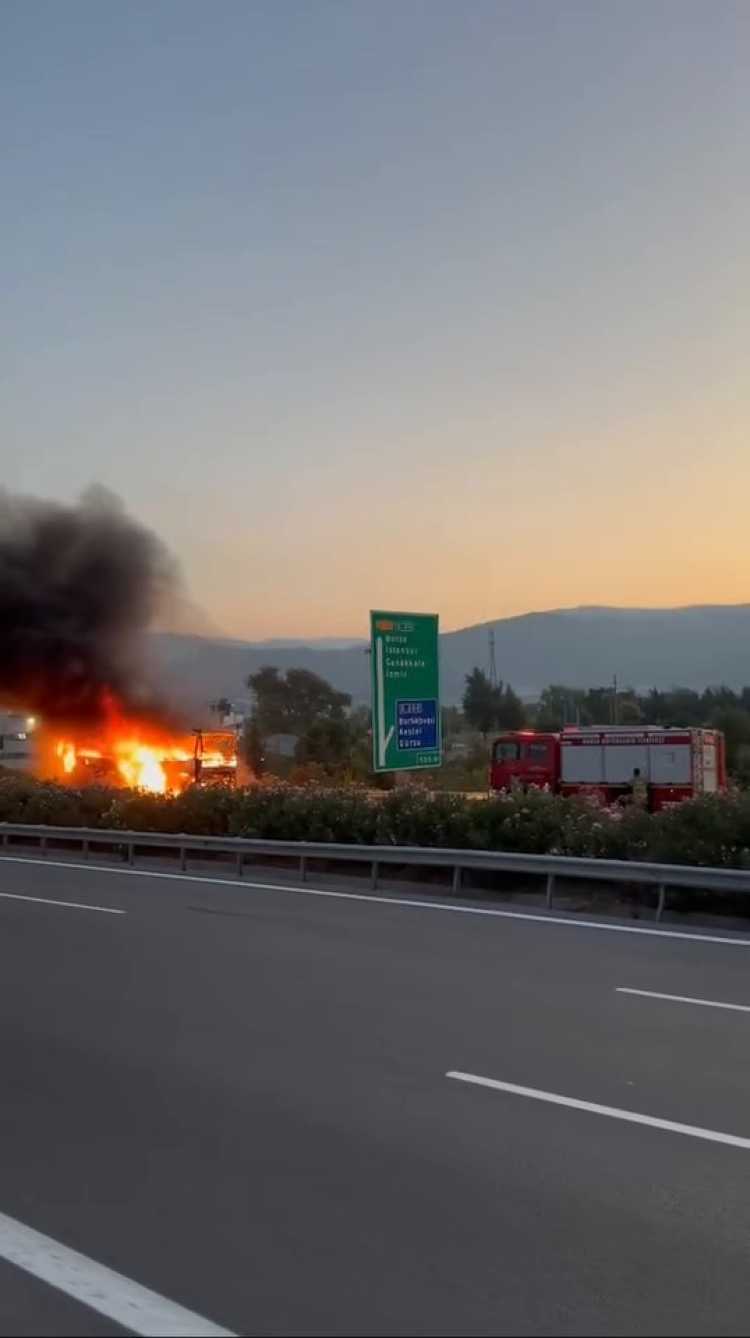 Bursa'da yolcu otobüsü alevlere teslim oldu!-Bursa Hayat Gazetesi-2