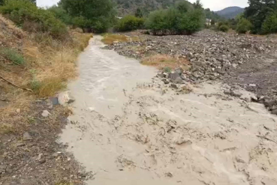 Bolu'da sağanak dereleri taşırdı! Köy yolları sular altında kaldı