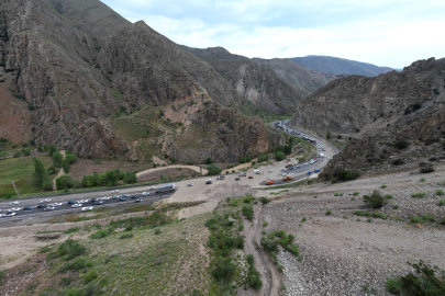 Artvin-Erzurum karayolunda heyelan trafiği kapadı