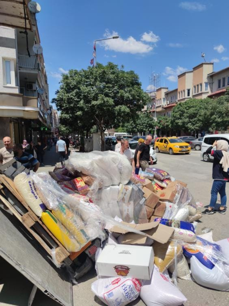 Bursa'da gıda ürünlerinin bulunduğu palet işçinin üzerine düştü Bursa Hayat Gazetesi-2