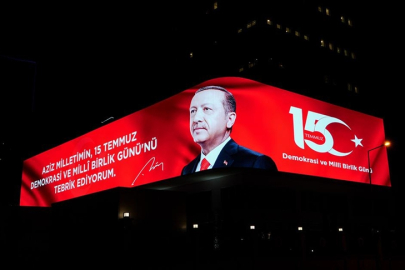 Cumhurbaşkanı Erdoğan'ın 15 Temmuz mesajı dijital gösterim ekranında