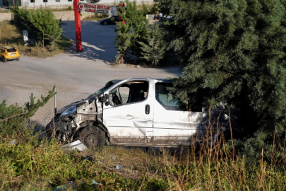 Hafif ticari araç şarampole devrildi! Ölü ve yaralılar var