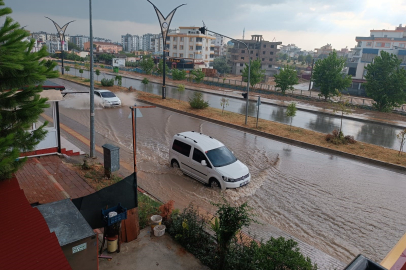 Sağanak yağış sonrası cadde ve sokaklar göle döndü