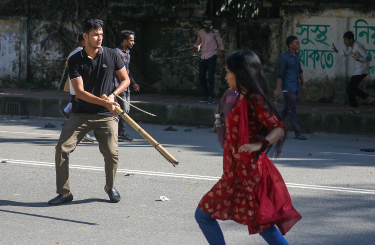 Bangladeş'te karşıt görüşlü öğrenciler arasında şiddet olayları - Bursa Hayat Gazetesi-2