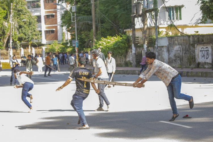 Bangladeş'te karşıt görüşlü öğrenciler arasında şiddet olayları - Bursa Hayat Gazetesi-3