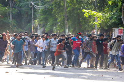 Bangladeş'te karşıt görüşlü öğrenciler arasında şiddet olayları