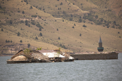 Baraj suyu çekilince cami ve kilise kalıntıları ortaya çıktı