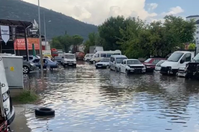 Sağanak yağış nedeniyle yollar göle döndü