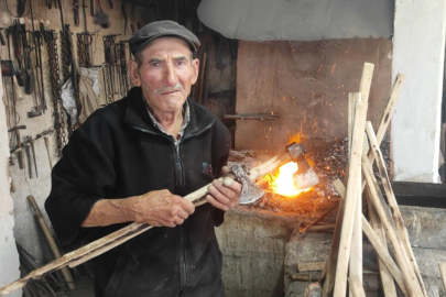 Yarım asırlık emeğin ustası: 75 yaşındaki Hasan usta demir dövmeye devam ediyor!