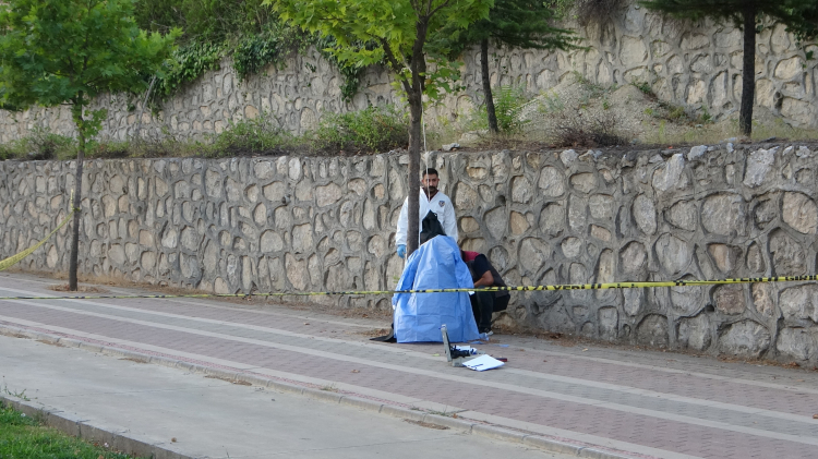 Yol kenarındaki ağaca iple asılı halde ölü bulundu - Bursa Hayat Gazetesi-3