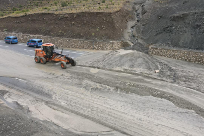 Erzincan-Sivas kara yolunda heyelan meydana geldi