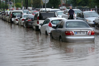 Ev ve iş yerlerini su bastı, yollar göle döndü