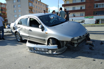 Kontrolden çıkan otomobil refüje çarptı: 1 yaralı!