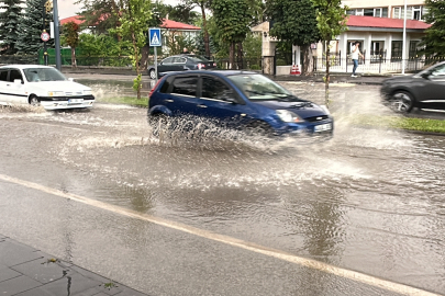 Sivas'ta yollar göle döndü!