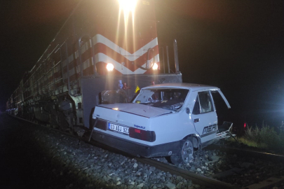 Trenin çarptığı otomobil 10 metre sürüklendi! Sürücü hafif yaralı