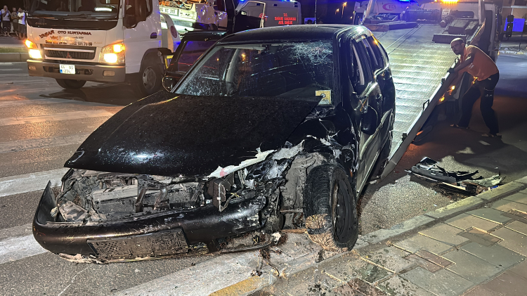 Uşak'taki kazada otomobiller hurdaya döndü! 6 yaralı - Bursa Hayat Gazetesi-3