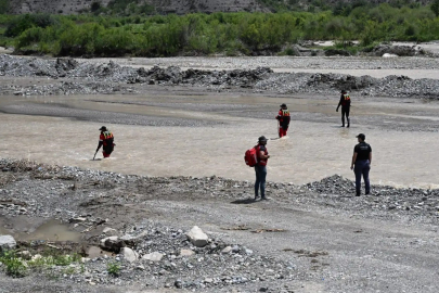 Erzurum'da 56 kişilik ekip selde kaybolan çocuğu arıyor