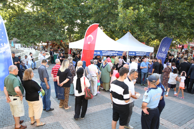 Başkan Bozbey Bursa'da vatandaşlara aşure dağıttı - Bursa Hayat Gazetesi-3