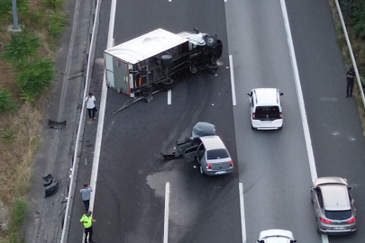 İki araç kazaya karıştı, yol trafiğe kapandı