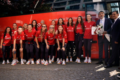 A Milli Kadın Voleybol Takımı, Paris'e uğurlandı