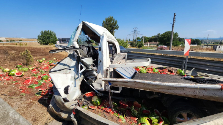 Bursa'da feci kaza! Araçta sıkışan sürücü kurtarıldı - Bursa Hayat Gazetesi-3