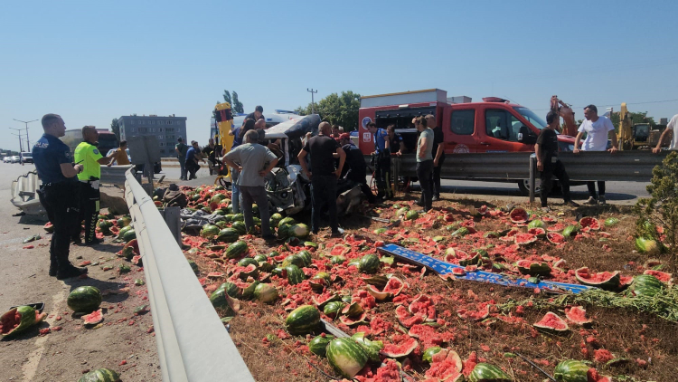 Bursa'da feci kaza! Araçta sıkışan sürücü kurtarıldı - Bursa Hayat Gazetesi-2