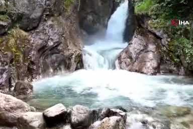 Bursa'da Alaçam Şelalesi çöplükten geçilmiyor